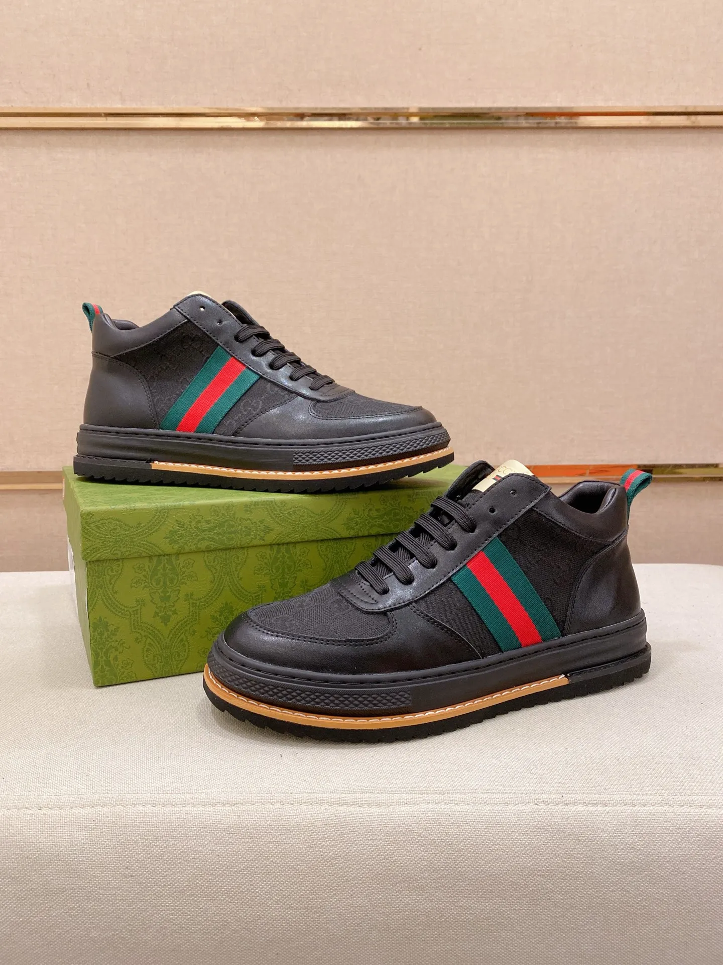 Men's shoes 💰 440 💰 High-quality new high-top GUCCI counters are on the market at the same time. The new men's shoes, 😘fabrics are selected imported cowhide, lining: sheepskin lining. 👍🏿 High-end ☄️ air-cushion molded anti-slip rubber outsole, exquisite lines, simple and elegant, comfortable and high-end for leisure travel. Code number: 38 to 44 (45 can be customized and cannot be returned or exchanged)